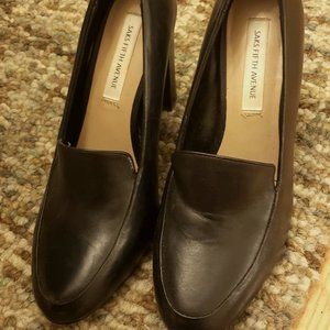 Round closed toed heels
